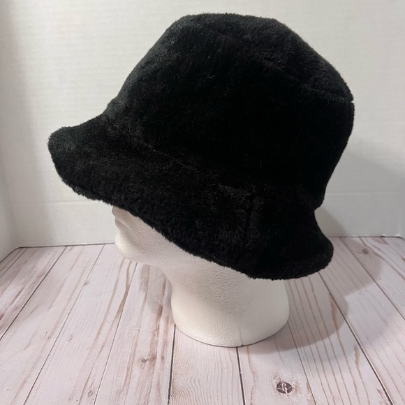 Juicy Couture Plush Teddy Comfort Bucket Hat - Picture 2 of 6